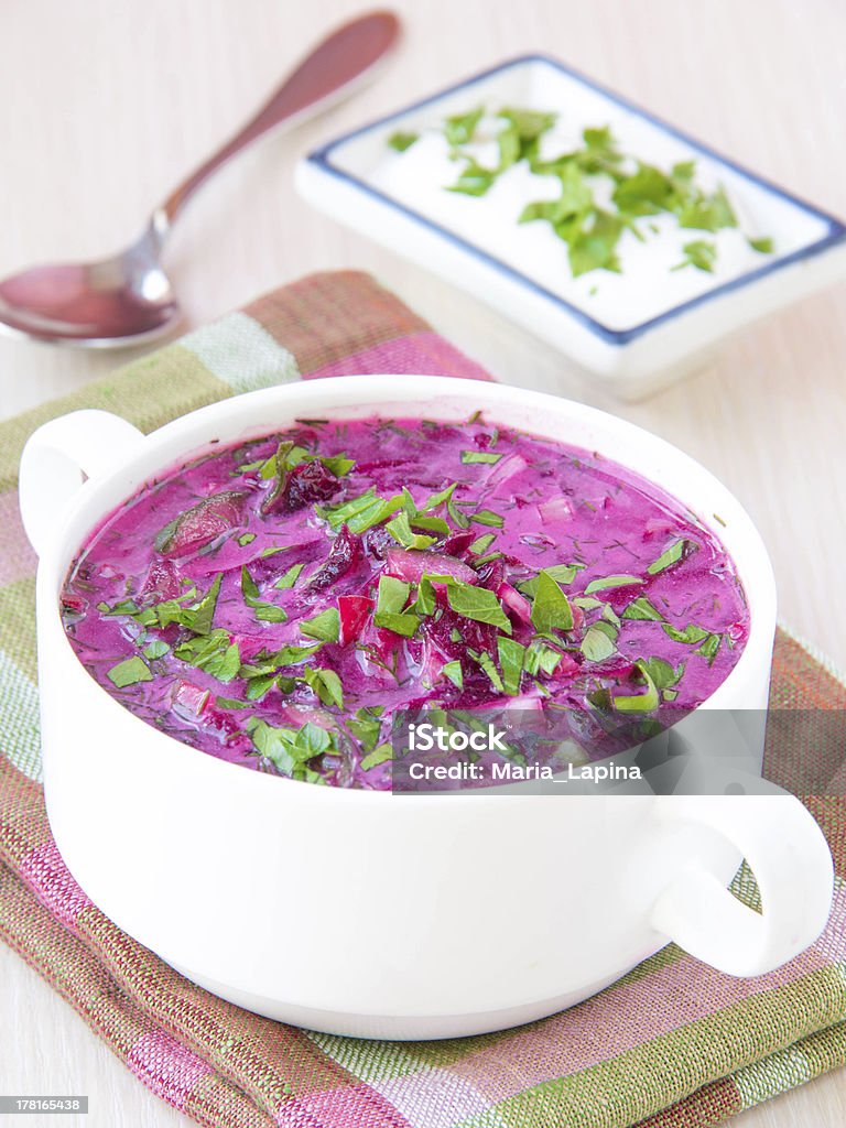Traditionellen litauischen sommerlichen kalte Suppe mit Rüben, Gurke und Ei - Lizenzfrei Abnehmen Stock-Foto