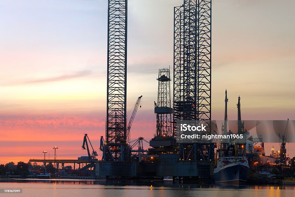 Нефтяная платформа - Стоковые фото Корабль роялти-фри