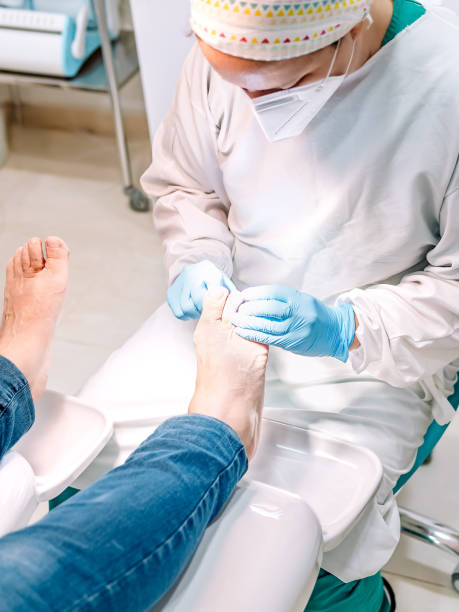 그녀의 치과 진료소에서 척추 지압을하는 여성 podiatrist. 선택적 초점 - bunion bunions human foot podiatry ��뉴스 사진 이미지