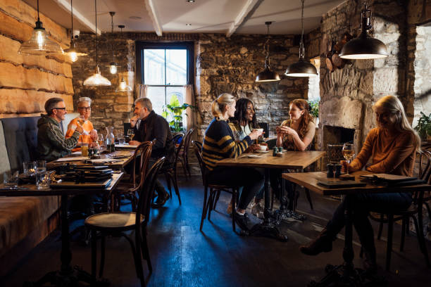 indoor outdoor dinining - restaurant stockfoto's en -beelden