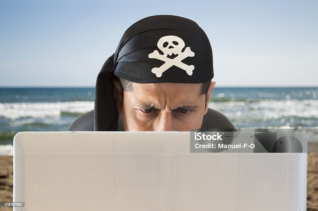hacker clara en la playa - Foto de stock de Adulto libre de derechos
