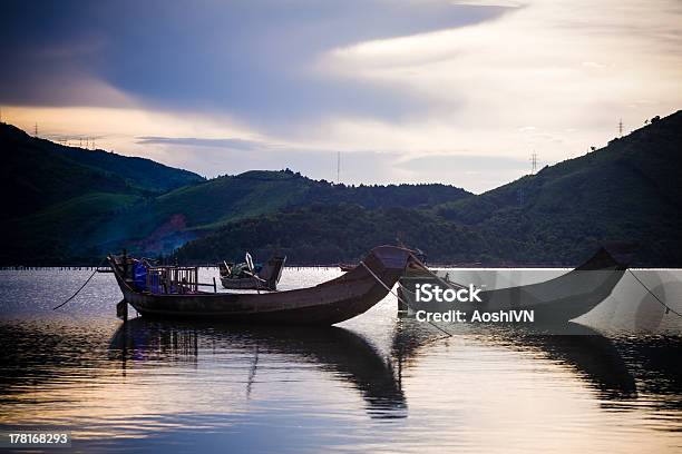 Barco En El Estanque Foto de stock y más banco de imágenes de Agua - Agua, Agua potable, Aire libre