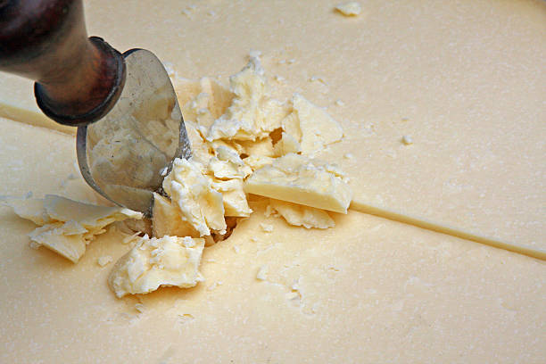queso parmesano o trigo en rebanadas reggiano listo para servir como flake - cuajar fotografías e imágenes de stock