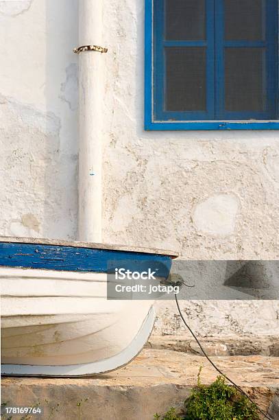 Piccola Barca Da Pesca - Fotografie stock e altre immagini di Barca da pesca - Barca da pesca, Blu, Composizione verticale