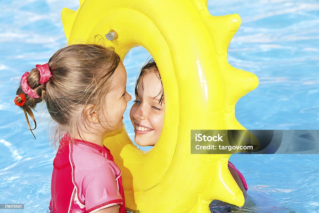 Bambini che giocano Salvagente gonfiabile. - Foto stock royalty-free di Felicità