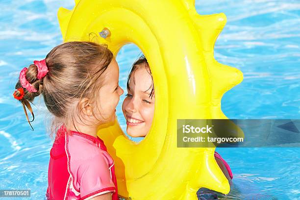 Bambini Che Giocano Salvagente Gonfiabile - Fotografie stock e altre immagini di Felicità - Felicità, Vacanze, Bambino