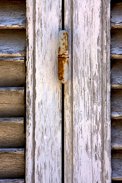 arrugginito a colonia del sacramento - wood shutter rusty rust foto e immagini stock