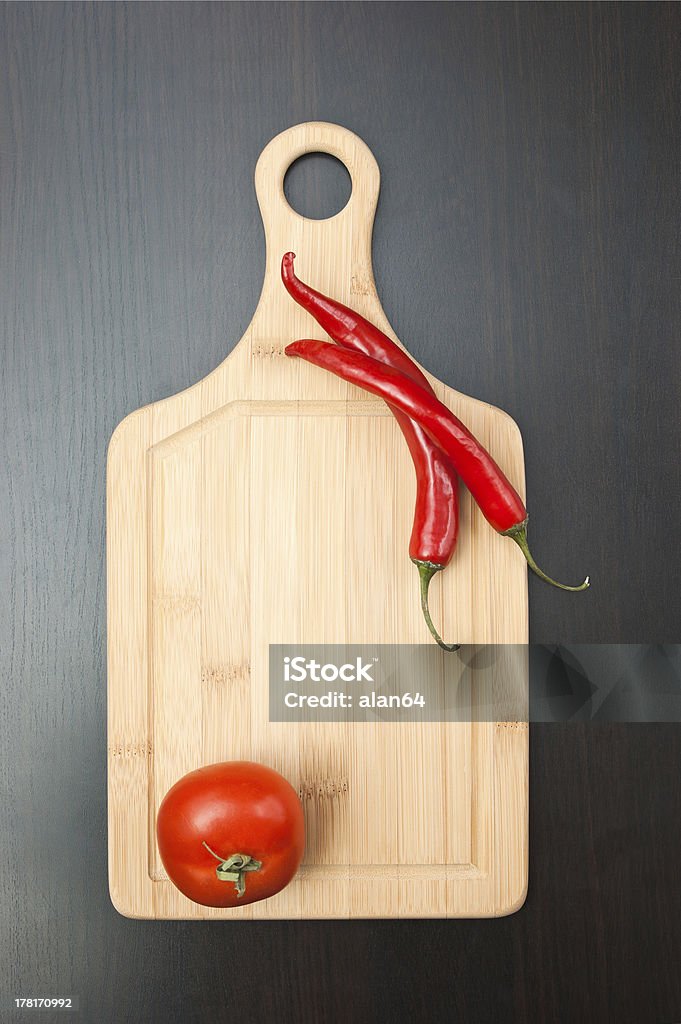 Verduras y utensilios de cocina - Foto de stock de Alimento libre de derechos