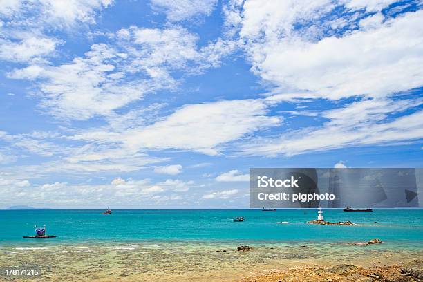 Foto de Farol Entre O Mar E Céu Azul e mais fotos de stock de Azul - Azul, Cloudscape, Céu - Fenômeno natural