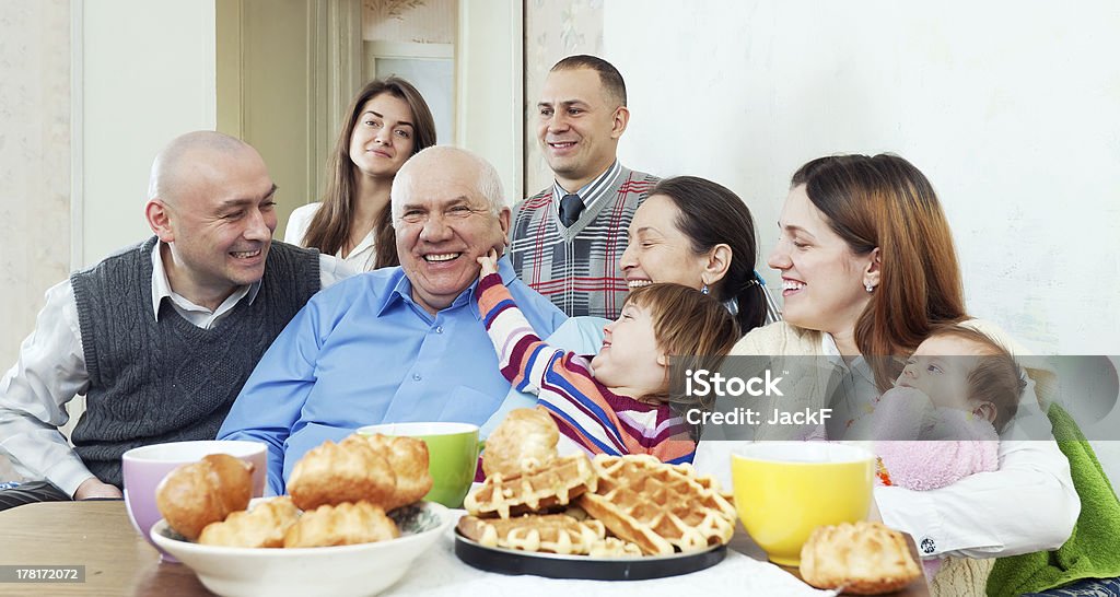 FAMIGLIA FELICE multigeneration o un gruppo di amici - Foto stock royalty-free di Adolescente