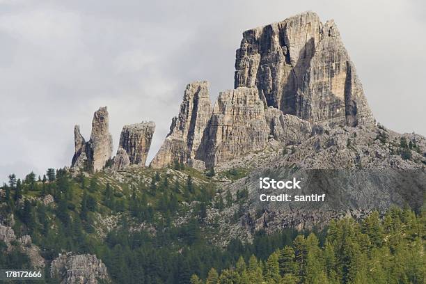 Cinque Torri Formaciones Rocosas Foto de stock y más banco de imágenes de Aire libre - Aire libre, Alpes Dolomíticos, Alpes Europeos