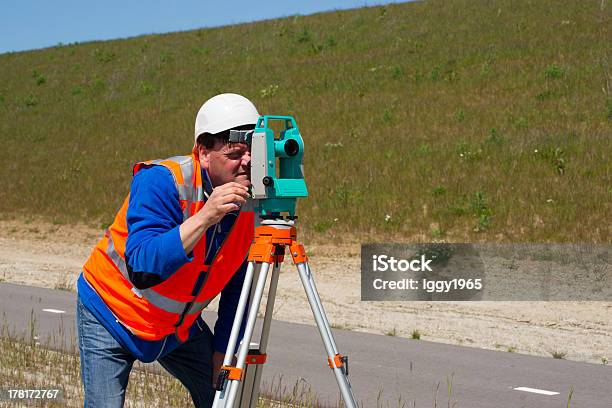 Ingenieur Und Insgesamt Station Oder Theodolit Stockfoto und mehr Bilder von Arbeiten - Arbeiten, Arbeiter, Ausrüstung und Geräte