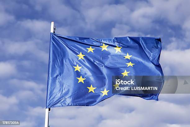 Bandeira Europeia A Acenar No Vento - Fotografias de stock e mais imagens de Azul - Azul, Bandeira, Bandeira da União Europeia