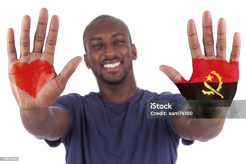 アフリカの男性手に彩色ハートとアンゴラ国旗 - 1人のロイヤリティフリーストックフォト