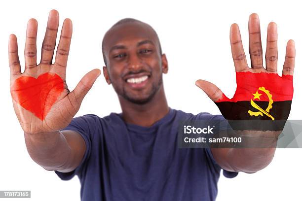 Homem Africano Mãos Com Um Coração Pintada E Bandeira Angolana - Fotografias de stock e mais imagens de Adulto