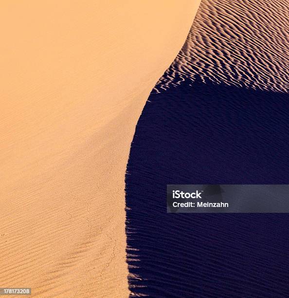 Dune Di Sabbia Nel Deserto - Fotografie stock e altre immagini di Ambientazione esterna - Ambientazione esterna, Ambientazione tranquilla, Arancione