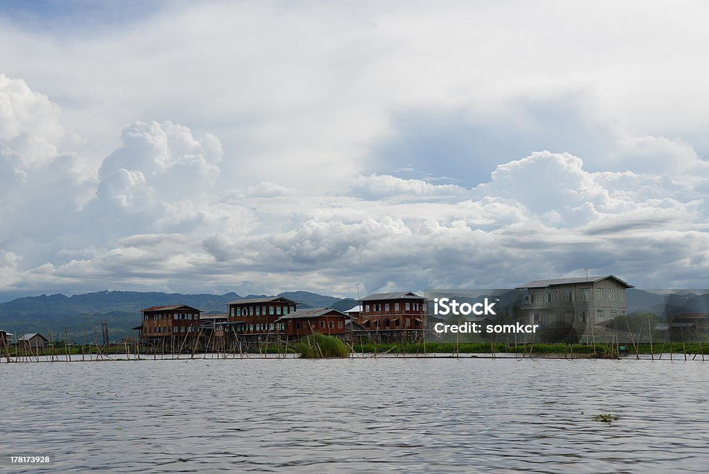 Lac Inle maisons - Photo de Arbre libre de droits