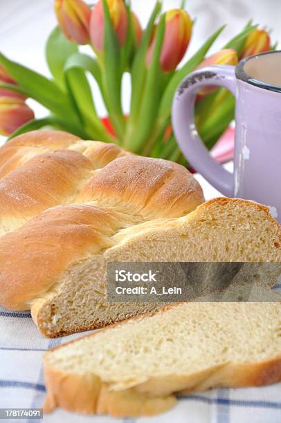 Foto de Doce De Pão Trançado Páscoa e mais fotos de stock de Assado no Forno - Assado no Forno, Café da manhã, Coelhinho da Páscoa