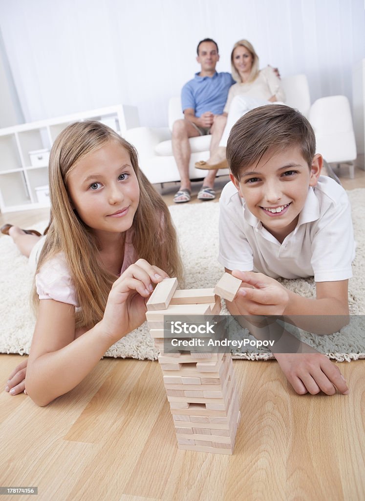 Kinder spielen mit Holz Häuserblocks - Lizenzfrei Aktivitäten und Sport Stock-Foto