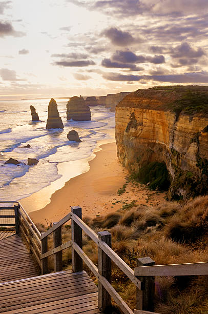 twelve apostles-bergkette rocks-australien - the twelve apostles stock-fotos und bilder