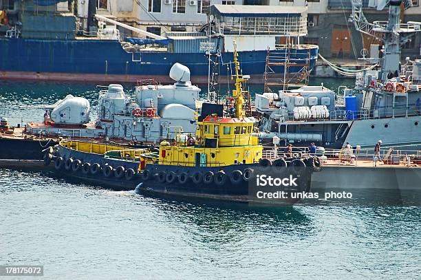 Holownik I Statek Wojskowy At Harbor - zdjęcia stockowe i więcej obrazów Armata - Armata, Armia, Broń