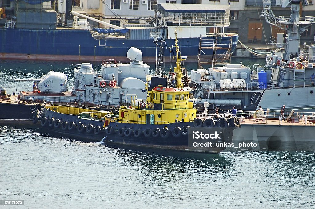 Navio rebocador e militar navio no porto - Foto de stock de Ancorado royalty-free