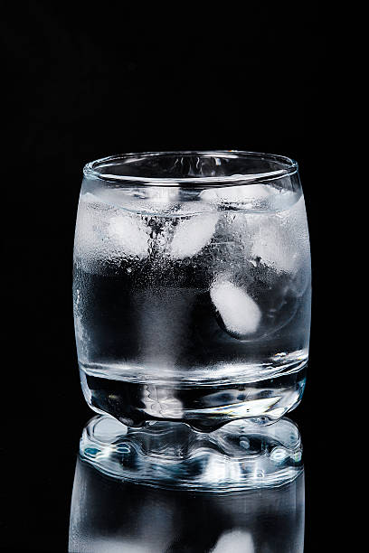 szklanką wody z lodem - icewater glass food and drink water zdjęcia i obrazy z banku zdjęć