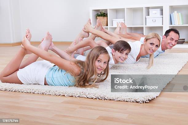 Famiglia Facendo Esercizi Di Stretching - Fotografie stock e altre immagini di Adulto - Adulto, Adulto di mezza età, Allegro