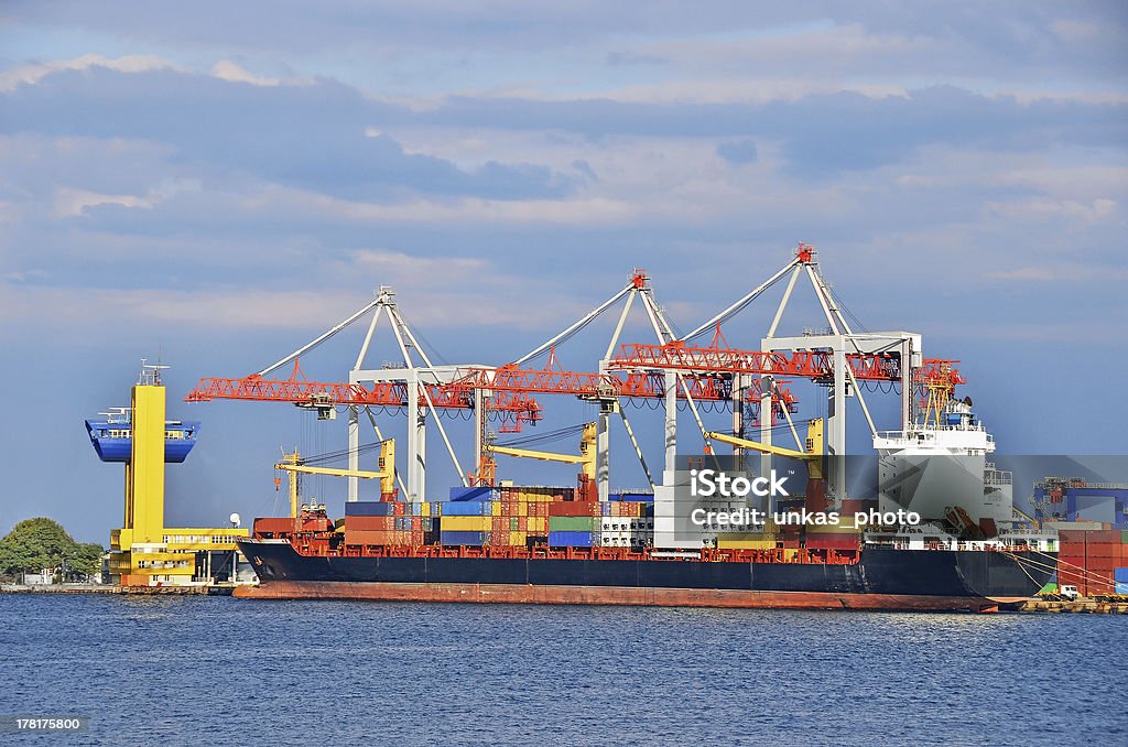 Grúa y buque de carga - Foto de stock de Agua libre de derechos