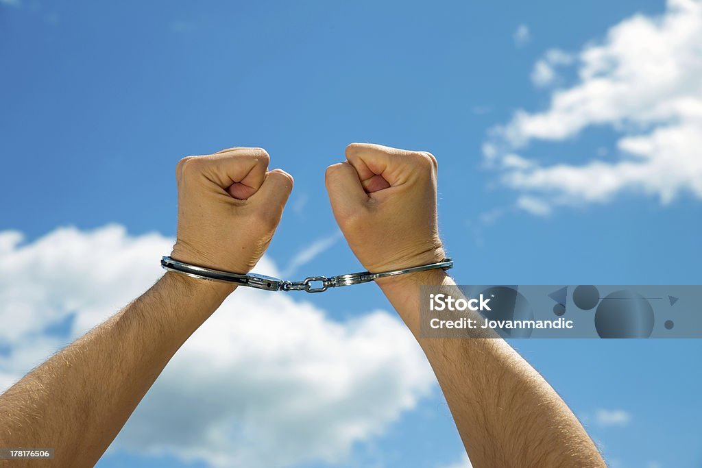 Handcuffed Zły człowiek strata wolność - Zbiór zdjęć royalty-free (Areszt)
