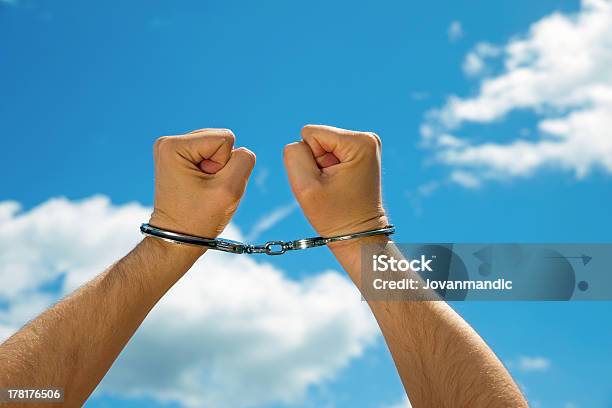Handcuffed Zły Człowiek Strata Wolność - zdjęcia stockowe i więcej obrazów Areszt - Areszt, Chmura, Dorosły