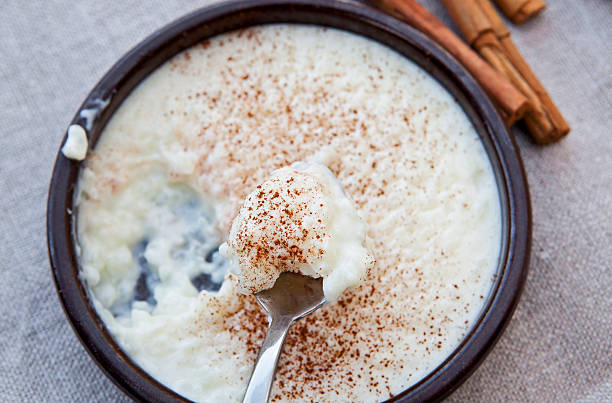 close up view of rice budín ´ s cuchara - rice pudding fotografías e imágenes de stock