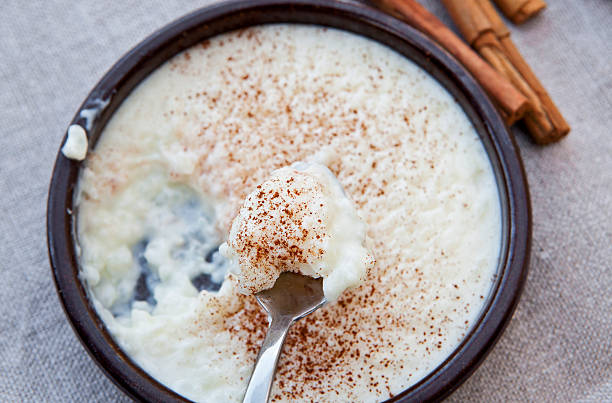 vista ravvicinata di riso al latte ´ s cucchiaio - rice pudding foto e immagini stock