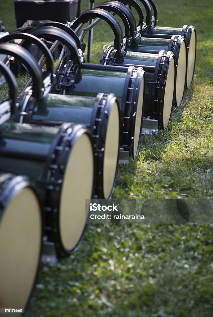 drum linha e equipamentos em terra - Foto de stock de Bateria - Instrumento de percussão royalty-free