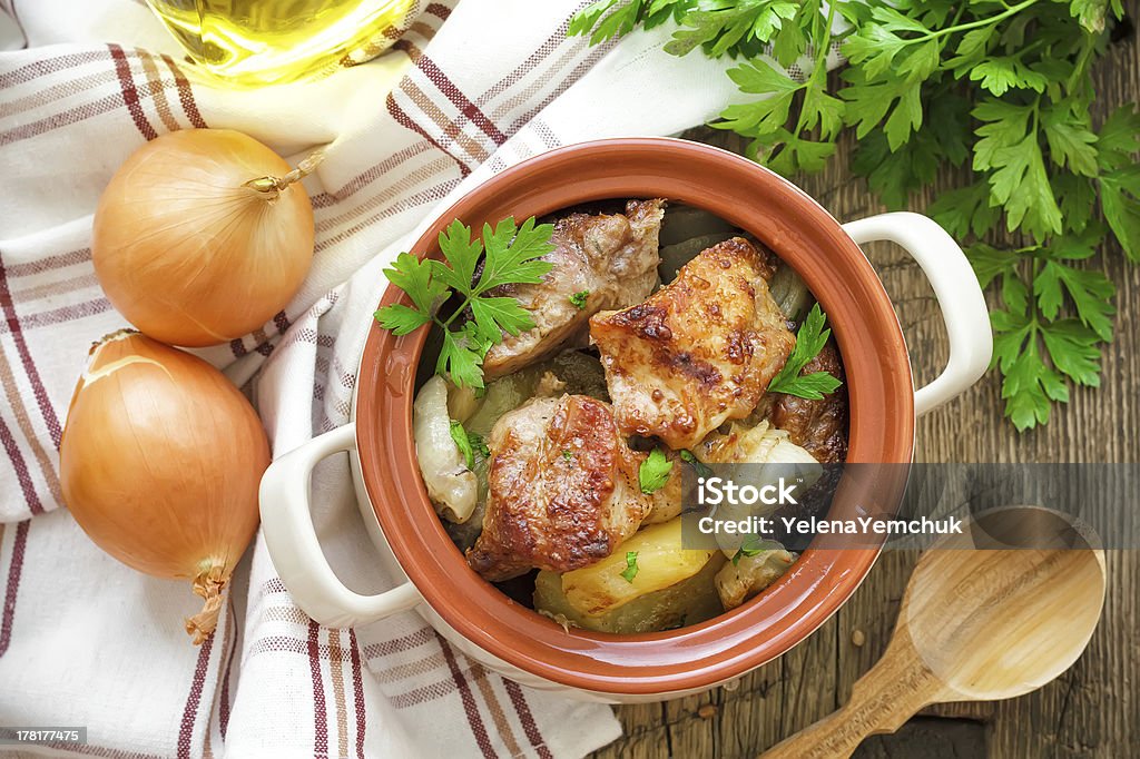 Viande au four avec pommes de terre - Photo de Pommes de terre cuisinées libre de droits