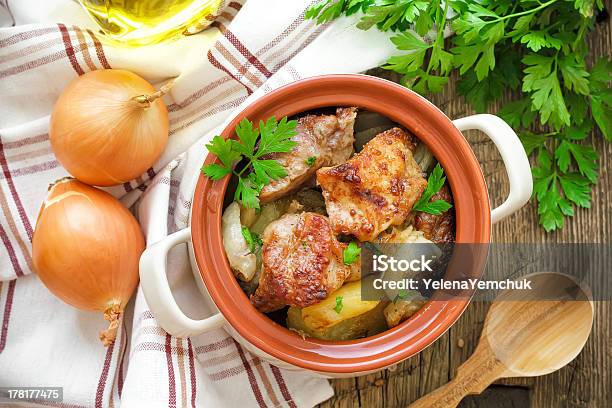 Photo libre de droit de Viande Au Four Avec Pommes De Terre banque d'images et plus d'images libres de droit de Pommes de terre cuisinées - Pommes de terre cuisinées, Porc - Viande, Poulet - Viande blanche