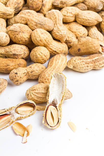 pile-shell big erdnüsse mit gebrochen - peanut legume textured effect fat stock-fotos und bilder