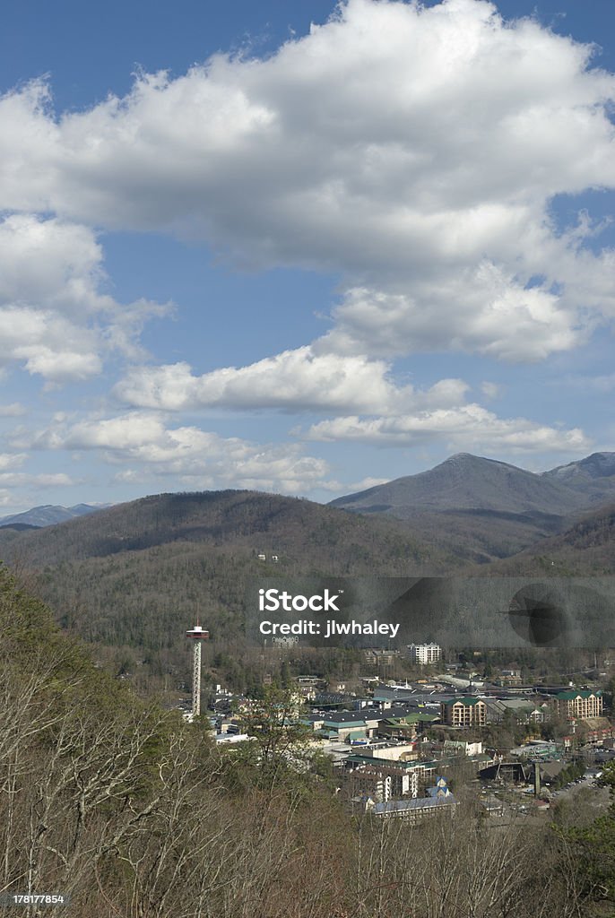 Nubes en el cielo azul con Gatlinburg Tennessee - Foto de stock de Aire libre libre de derechos