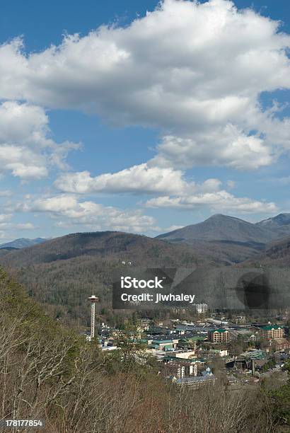 Nuvens No Céu Azul Sobre Gatlinburg Tennessee - Fotografias de stock e mais imagens de Ao Ar Livre - Ao Ar Livre, Azul, Céu
