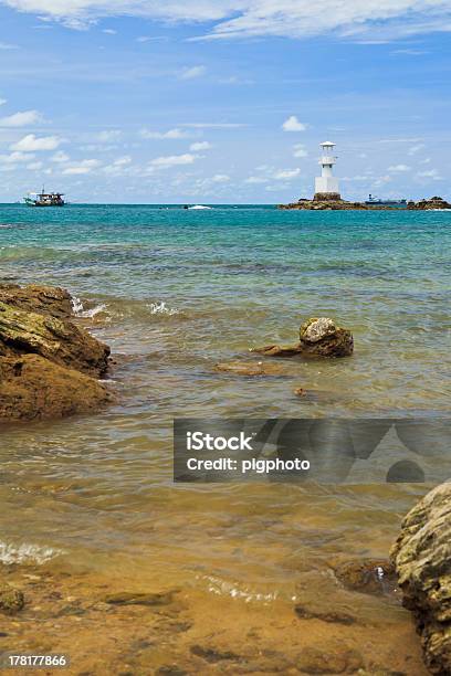 Farol Em Mar Azul Bluesky E Mergulhada Rocks - Fotografias de stock e mais imagens de Ao Ar Livre - Ao Ar Livre, Azul, Banco de areia