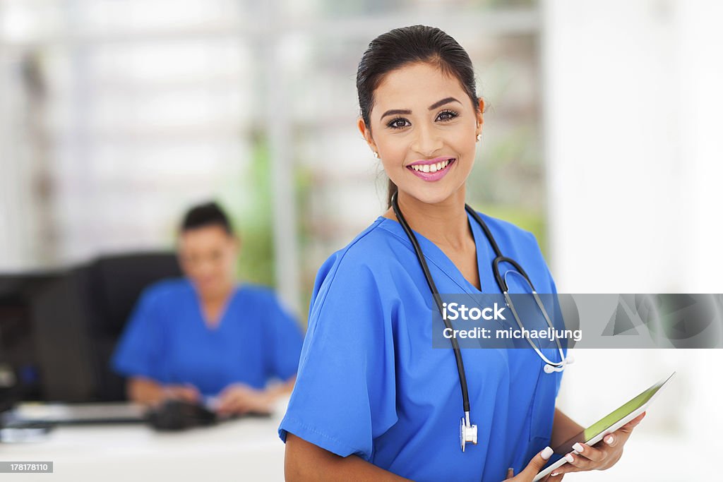 Junge medizinische Arbeiter holding tablet-computer - Lizenzfrei Krankenpflegepersonal Stock-Foto