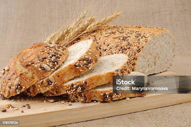 Vollkornbrot Mit Getreide Stockfoto und mehr Bilder von Brotlaib - Brotlaib, Brotsorte, Fotografie