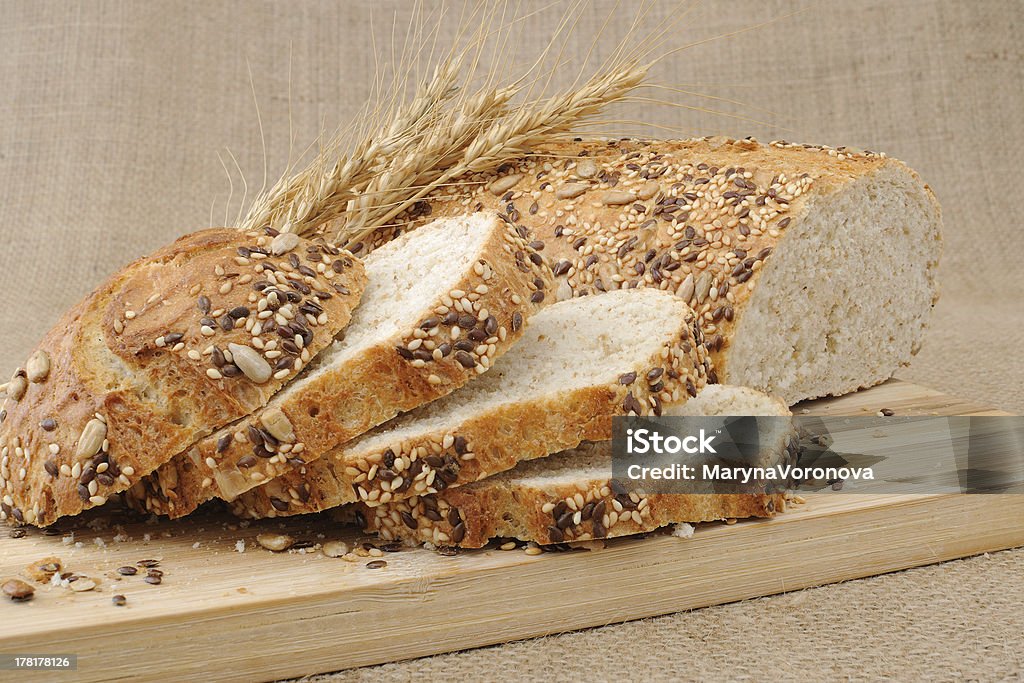 Pan de trigo entero con granos - Foto de stock de Al horno libre de derechos