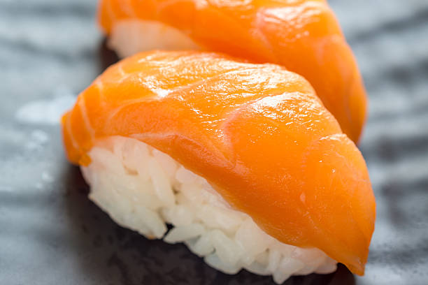 nigiri-lachs - sake nigiri stock-fotos und bilder