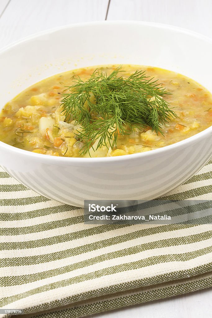 Tazón para la sopa de judía amarilla en blanco sobre fondo de madera - Foto de stock de Alimento libre de derechos