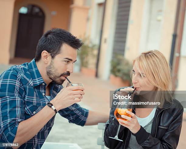 Para Picie Aperitif W Barze - zdjęcia stockowe i więcej obrazów Aperitif - Aperitif, Bar - Lokal gastronomiczny, Brindisi