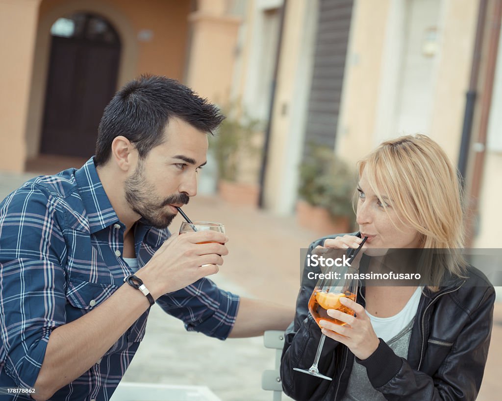 Casal beber Aperitivo em um Bar - Royalty-free Aperitivo Foto de stock