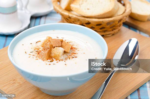 Sopa De Couveflor Fresca Com Queijo Cottage E Croutons - Fotografias de stock e mais imagens de Alimentação Saudável