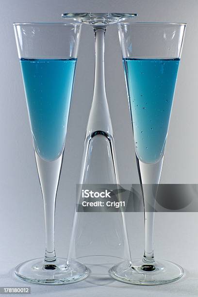 Cocktail De Azul - Fotografias de stock e mais imagens de Atividades de Fim de semana - Atividades de Fim de semana, Azul, Champanhe