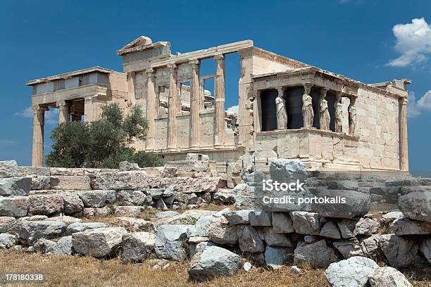 Cariatide Veranda Leretteo Atene 421 407 Ac - Fotografie stock e altre immagini di Acropoli - Atene - Acropoli - Atene, Adulto, Antico - Condizione